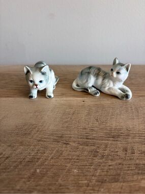 ENESCO Gray Reclining‎ Ceramic Cat Figurine Scaredy Cat Set Of 2 Grey Cats